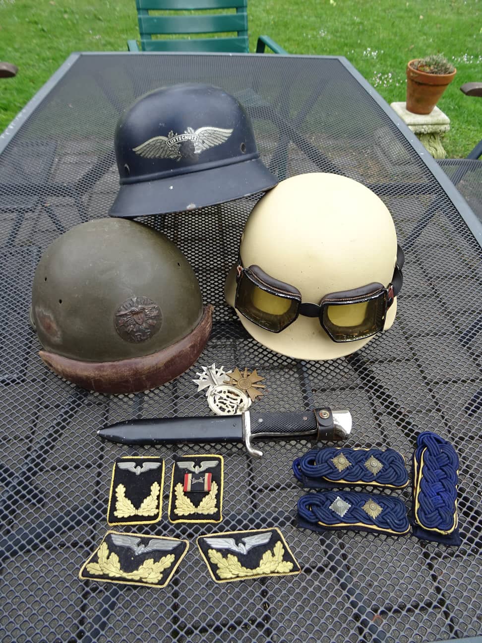 Französischer Panzerhelm, Luftschutzhelm, Stahlhelm, DAK-Helm, HJ Fahrtenmesser, Effekten