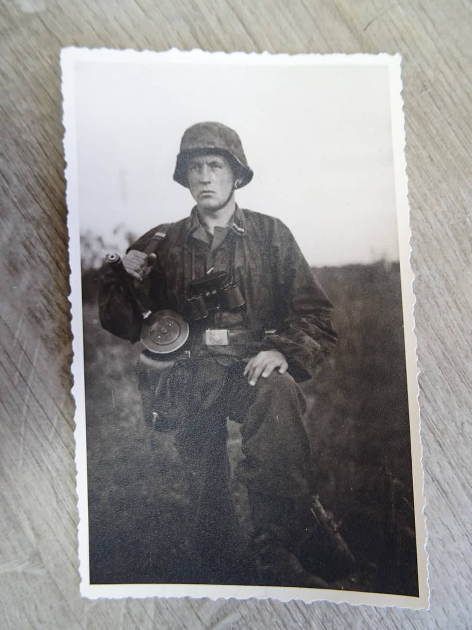 Foto, Portrait SS Soldat 2. WK Deutsches Reich in Tarnuniform mit MP und Dienstglas