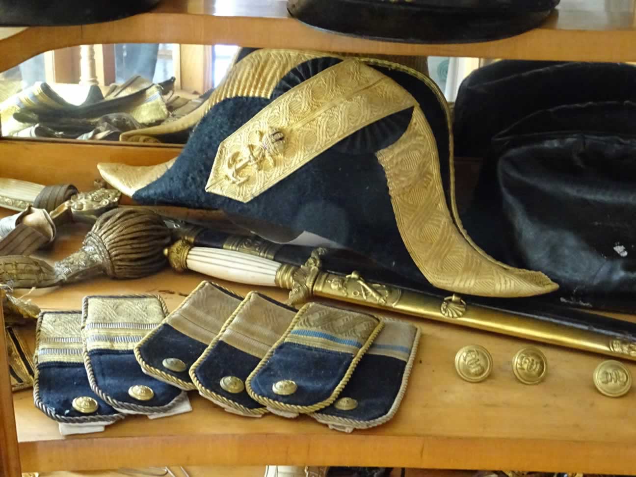 Fallschirmjäger Knochensack, SS Jacken, Theodor Eicke, Wehrmachtsuniform für kroatische Freiwillige mit Orden und Schützenschnur, SS- und Polizeidegen, Portepee