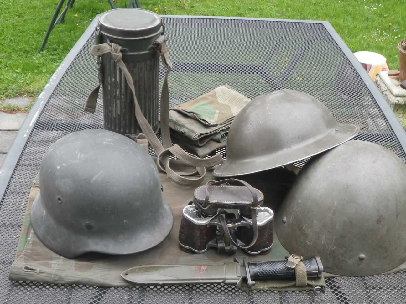 Wehrmacht Stahlhelm M40 mit Abzeichen Dienstglas Österreich 1.Republik Ständestaat Gasmaske mit Beriemung Bajonett US